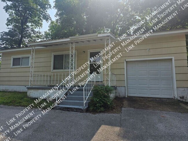Building Photo - Don't Miss this Charming 2 bedroom with Ga...