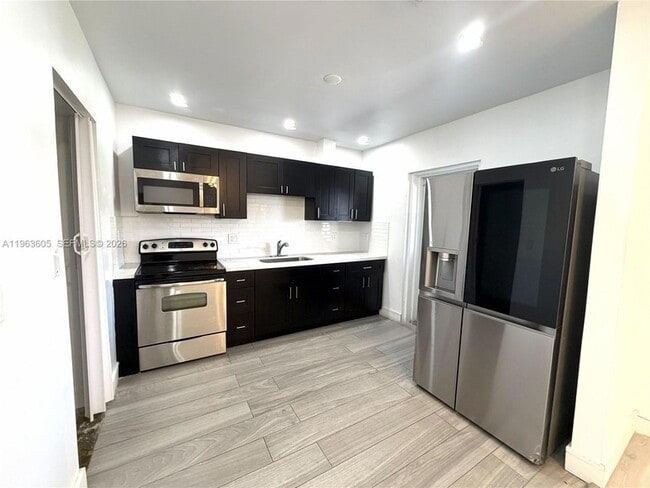 Building Photo - 121 Flagami Blvd