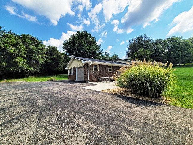 Building Photo - 133 Glenrochie Dr