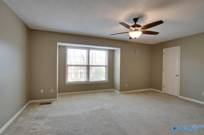 Building Photo - 1008 Heatherwood Dr SE