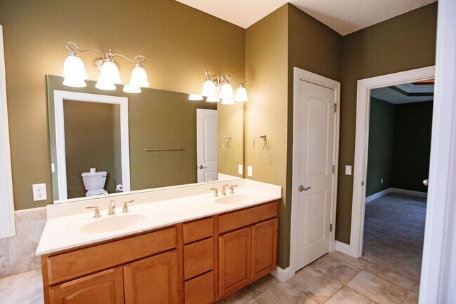 Building Photo - 3 Bed (with 4th bed potential downstairs),...