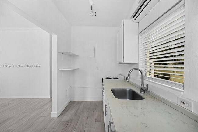 Building Photo - 2822 Pine Tree Dr