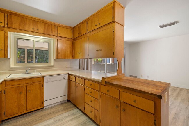 Building Photo - Reburbished 3bd/2ba, 2,275 sq ft home in C...