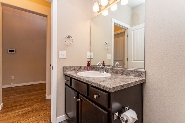 Building Photo - Beautiful Home with Stunning Views!