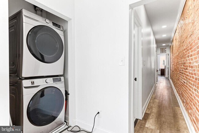 Building Photo - 737 Dolphin St