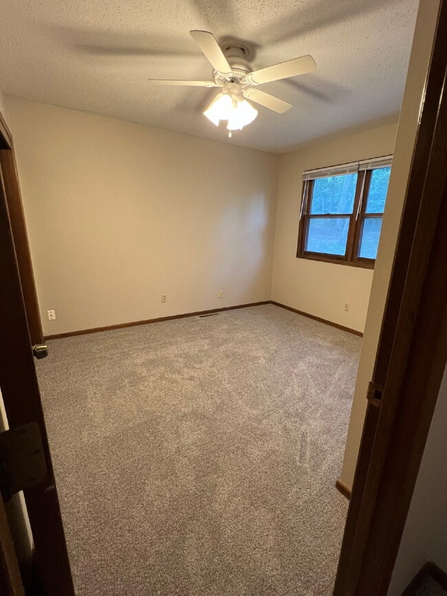 Building Photo - 3 Bedroom Duplex on South Side of Des Moines Available!