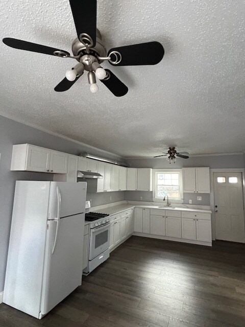 Kitchen - 635 Broadway St