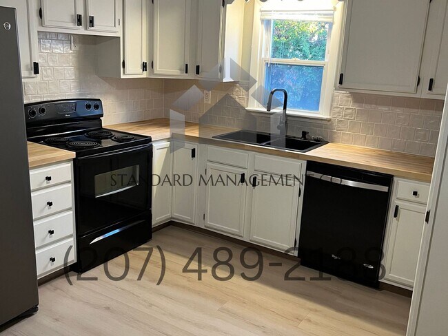 Building Photo - 7 Tardiff St