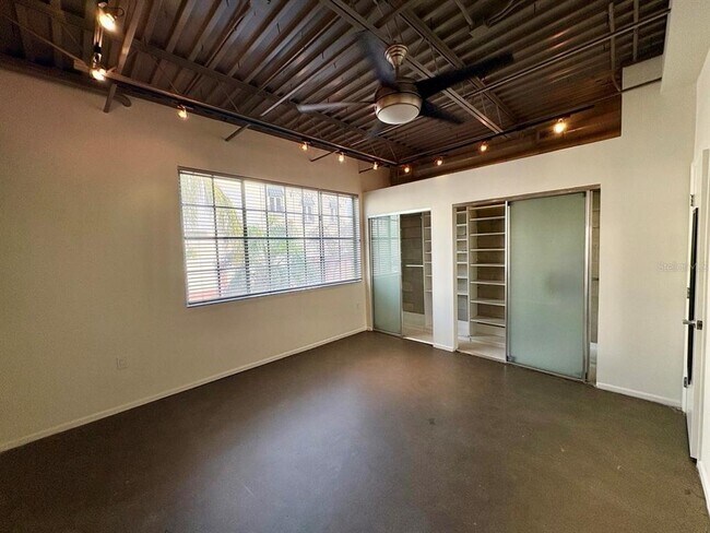 Building Photo - 2511 W Azeele St