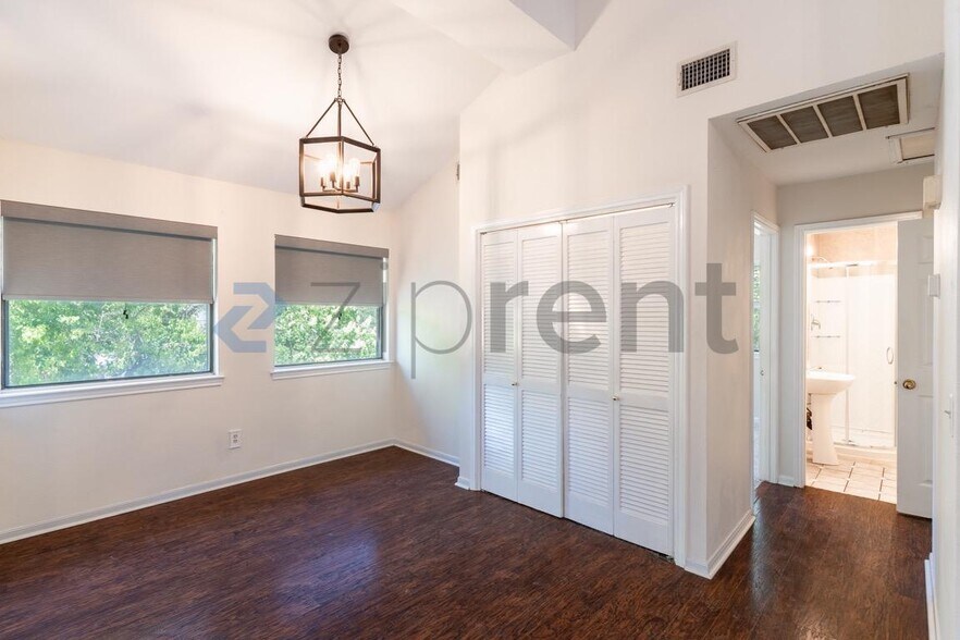 Building Photo - Unit B