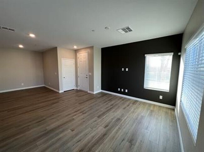 Building Photo - 3 Bedroom 2.5 Bathroom Townhome - Pet Friendly.