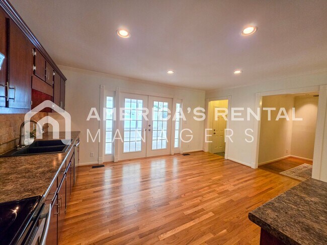Building Photo - Newly Renovated and Ready for Move In!