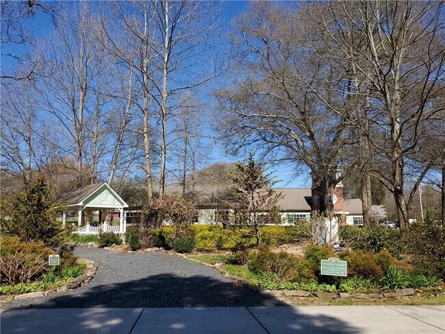 Building Photo - 747 Calvin Pk Dr
