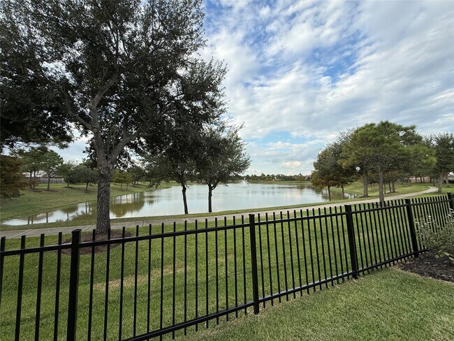 Building Photo - 13115 Southern Valley Dr