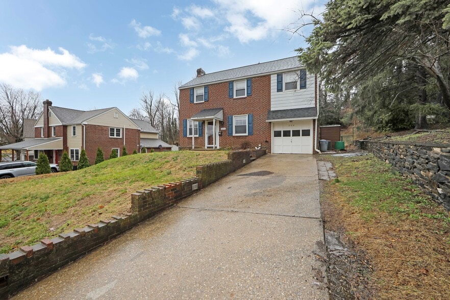 Building Photo - 204 Greenbriar Ln