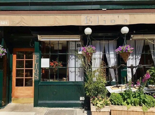 Building Photo - 300 E 85th St