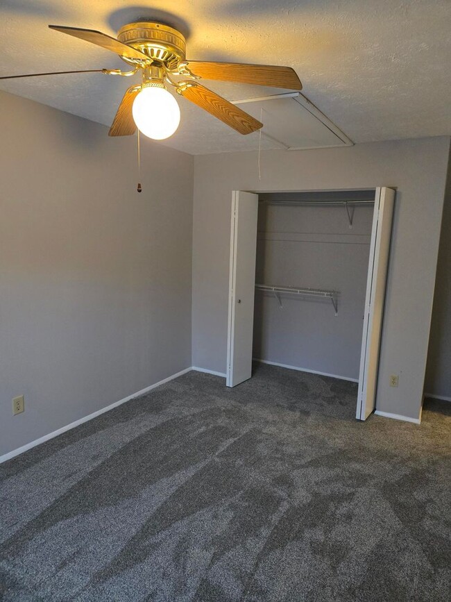 Building Photo - Spacious 3 bedroom townhouse