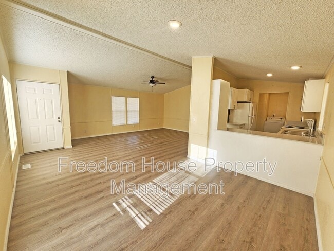Building Photo - 6420 Wedgewood St