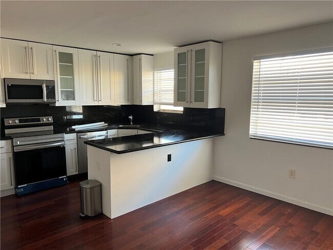 Building Photo - 1975 NE 135th St