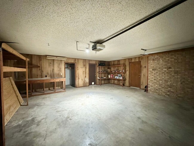 Building Photo - Available now! Newly Updated 3/2/2! Large ...