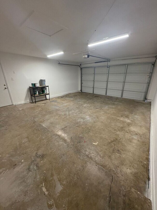 Building Photo - READY TO VIEW NOW! Spacious 3 Bed 1 Bath H...