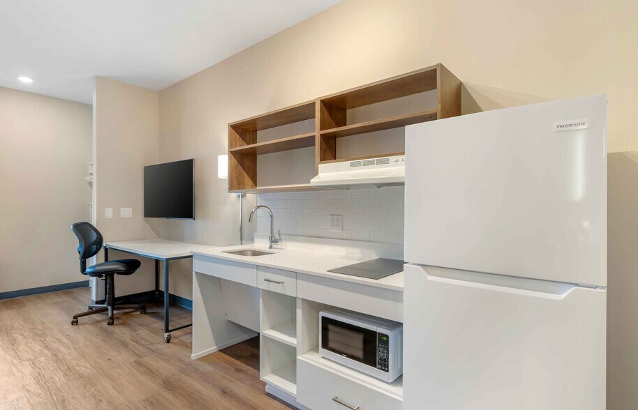 Building Photo - Furnished Studio-Phoenix - Chandler - Airport
