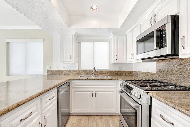 Building Photo - 618 W Balboa Blvd