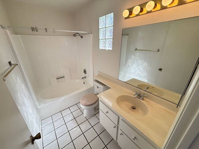 Building Photo - Cute 3Bed/2Bath, 2-Story Home located in t...