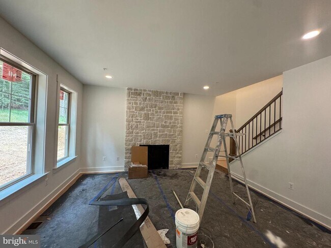 Building Photo - 1490 Thurston Rd