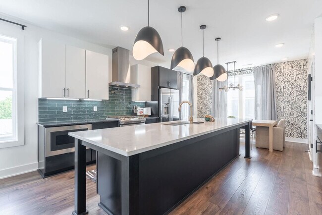 Building Photo - 87 Lucile St