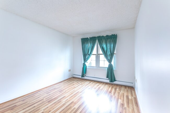 Building Photo - 8 Northbrook Dr