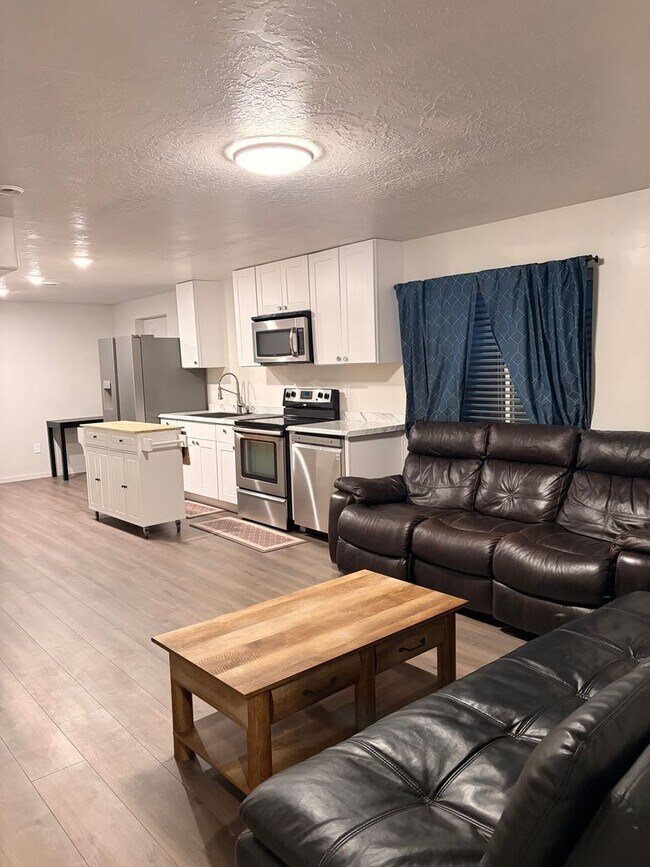 Building Photo - Beautiful 6 Bedroom/3.5 Bath Home in Springville!