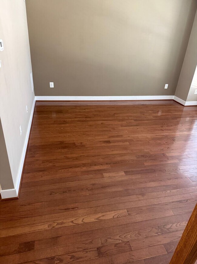 Building Photo - 4 LEVEL TOWNHOUSE WITH 2 CAR GARAGE, WALKING DISTANCE TO DOWNTOWN CROWN