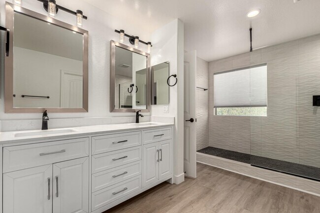 Building Photo - 390 W Wisteria Pl