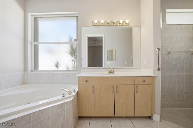 Building Photo - 1012 SE 5th Terrace