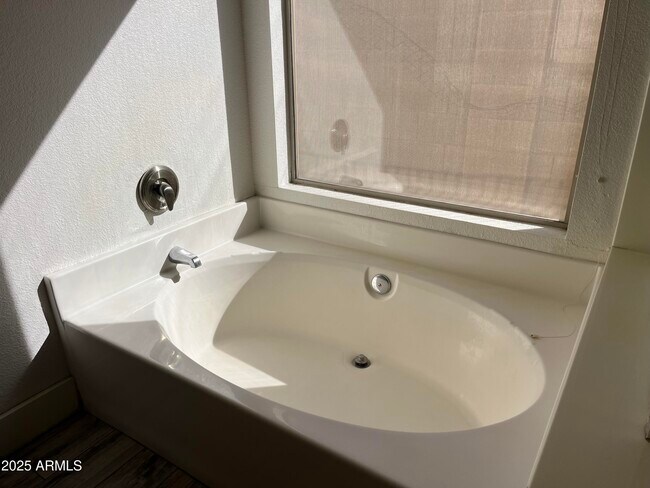 Building Photo - 1128 E Sheffield Ave