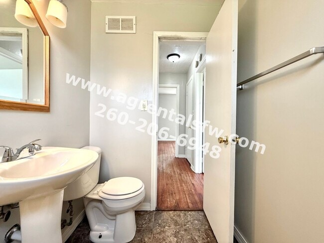 Building Photo - 2 Bedroom House