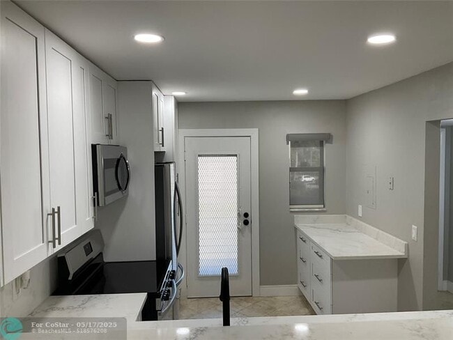 Building Photo - 6101 N Falls Cir Dr
