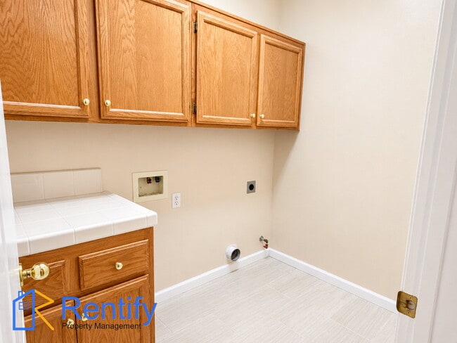 Building Photo - Charming Seven Oaks Home - 4Bed, 2Bath - Gardener Included!