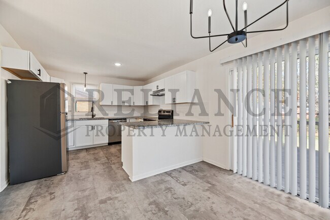 Building Photo - 900 N Brownthrush Ln