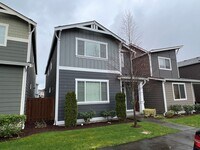 Building Photo - Amazing Puyallup Home waiting for you!