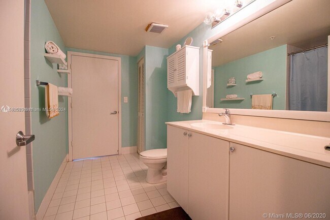 Building Photo - 3020 NE 32nd Ave