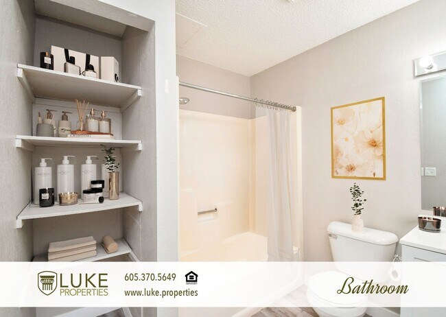 Building Photo - 405 S Sycamore Ave