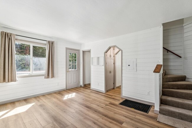 Building Photo - 28880 Cedar Dr