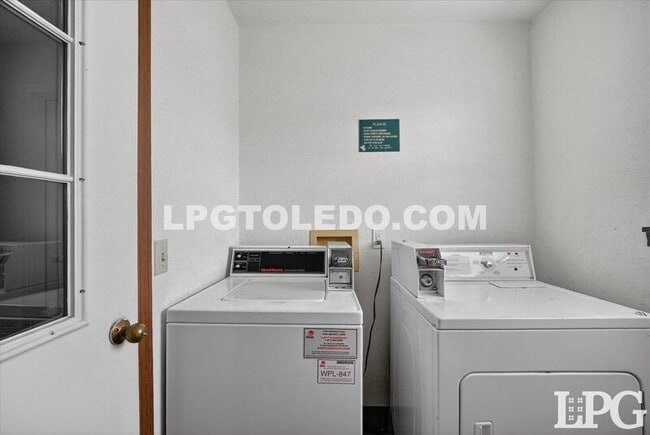 Building Photo - 1230 Bedford Woods Dr