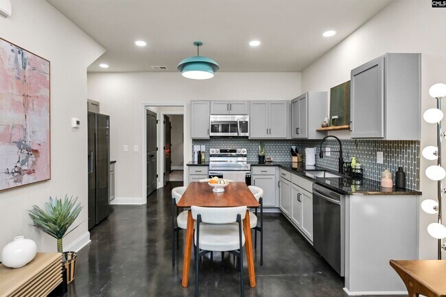 Building Photo - 816 Shull St