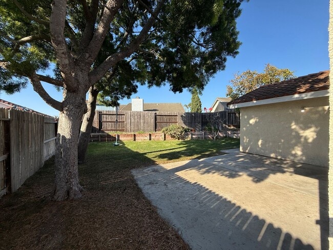 Building Photo - Rolling Hills Single Story Home Includes A...