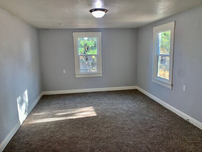 Building Photo - Spacious 3 bedroom 1 bath