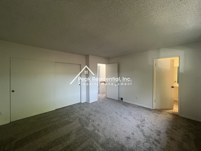 Building Photo - Spacious Carmichael 2bd/2.5ba Townhouse wi...