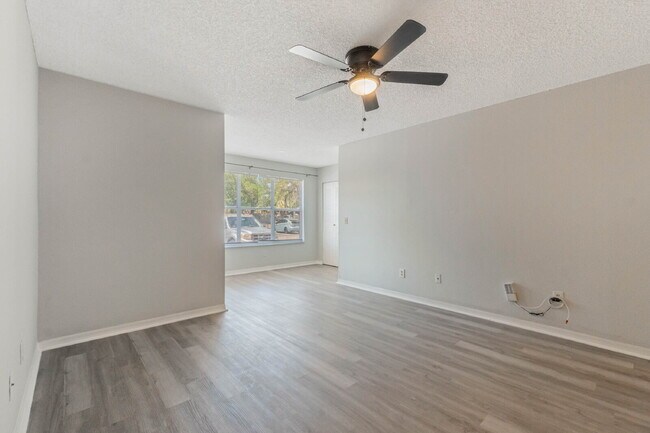 Building Photo - Charming 1-Bedroom Condo Retreat in Orlando - Conveniently Located!